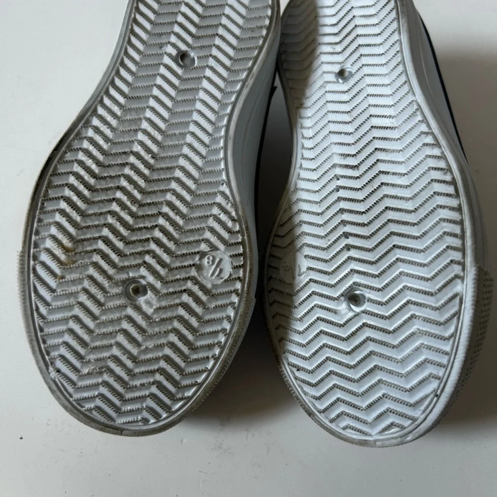 size 7/8 Kids White sneakers elastic pull on